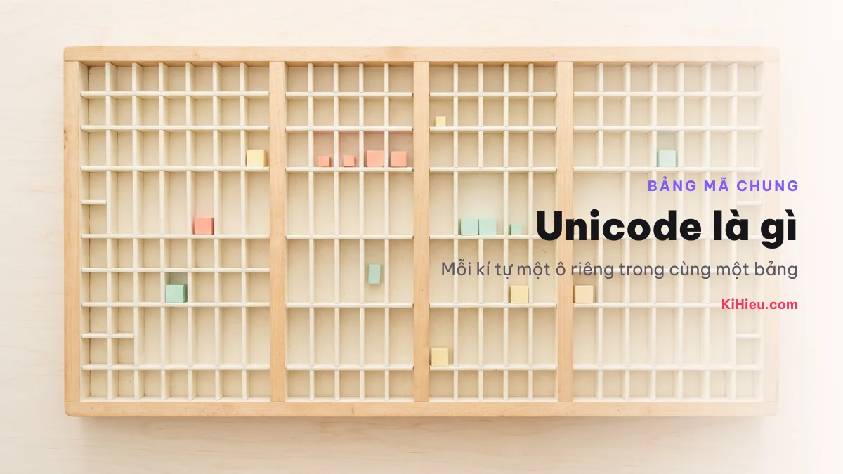 Khay chữ in bằng gỗ sáng với nhiều ô nhỏ, vài ô có khối màu pastel — minh hoạ bảng mã Unicode mỗi kí tự một ô