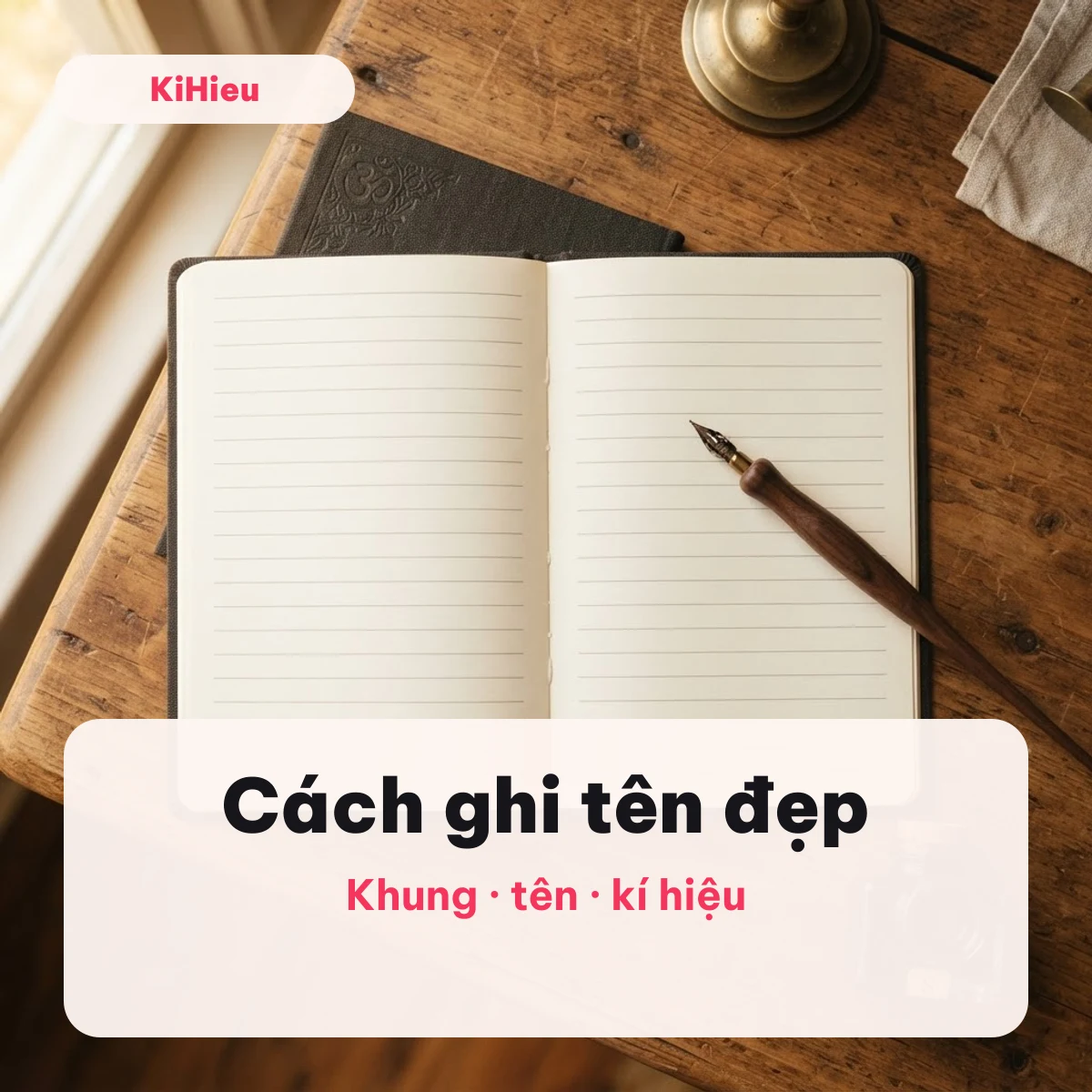 Sổ tay, bút lông và lọ mực trên bàn gỗ minh hoạ cách ghi tên đẹp